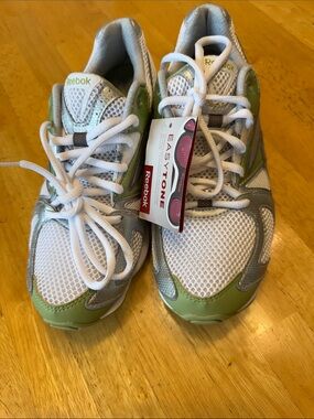 Reebok Easytone sneakers . New  size 7.5 in white and green